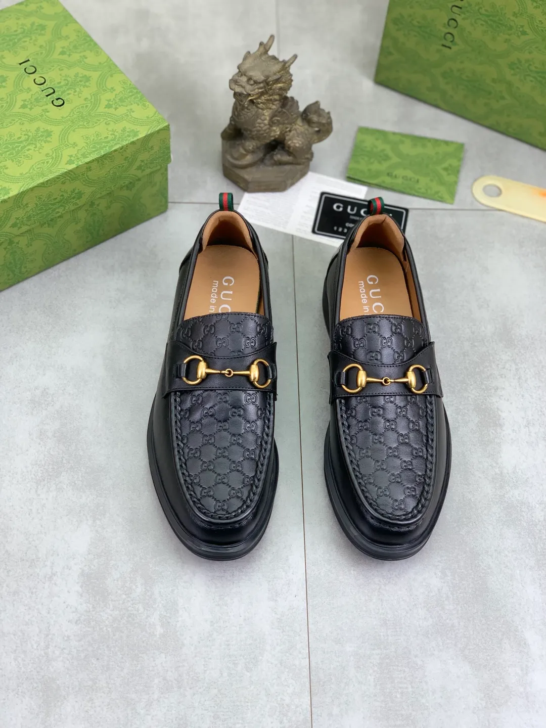 Men's shoes💰P500💰【New model, soft and comfortable Gucci classic business leather shoes hot selection (Gucci) official website latest Gucci 🎁 business leather shoes, hot style 💥 simple and elegant style, exclusive for trendy men. Unique official website latest brand original double G embossed element 👑Gucci Original decoration, fashionable and generous, made of original calfskin ✅ fully imported first-layer pigskin lining, official website designated wear-resistant, rubber business outsole, real-life photos of classic models at the counter 🎬38-44 (customized for 45) 3⃣️ colors available